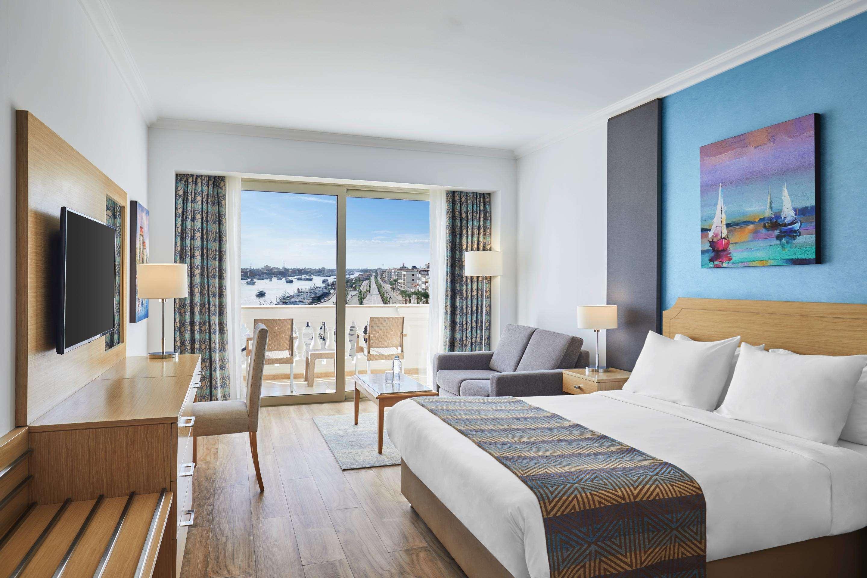 Superior, King Bed, Pool Access