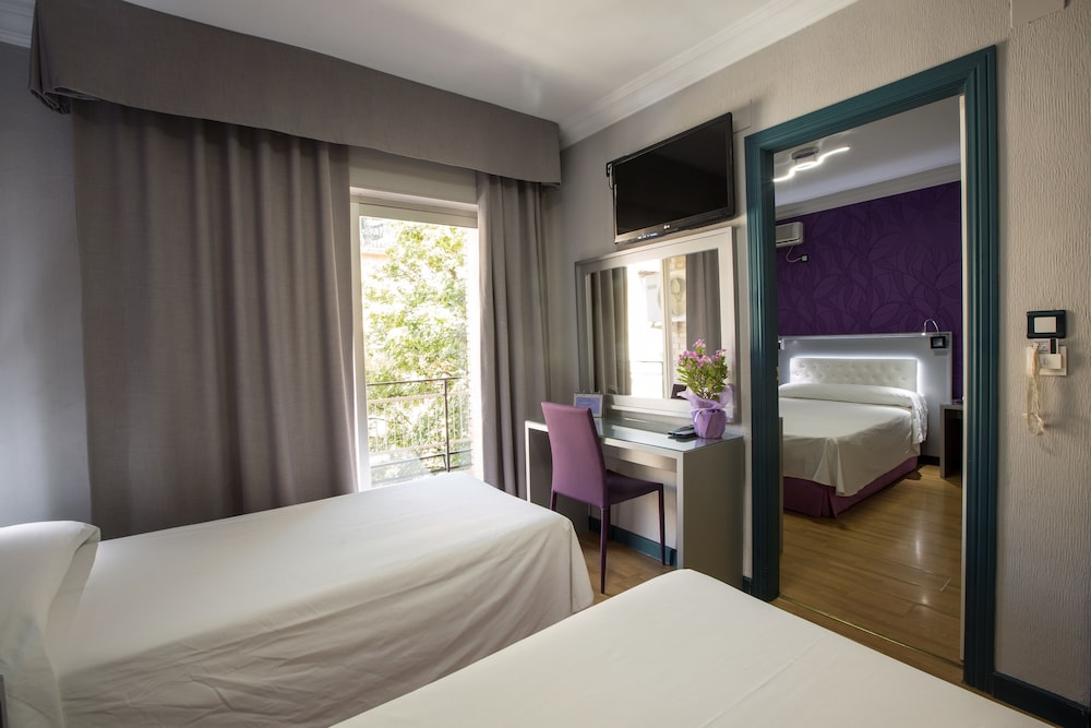 ROOM, QUADRUPLE