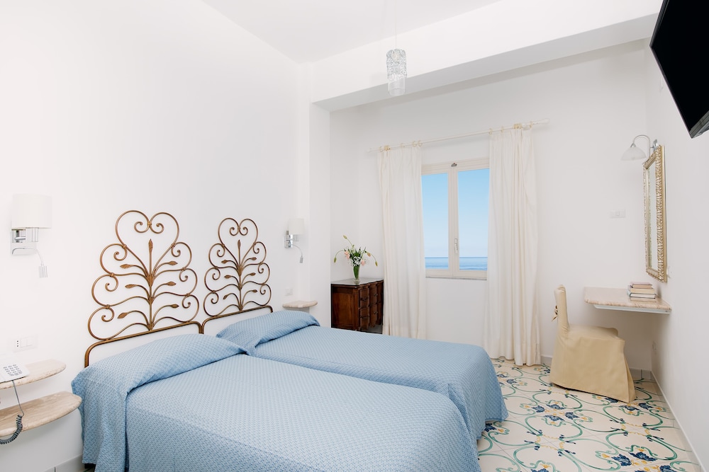 ROOM, QUADRUPLE, SEA VIEW, NO BALCONY