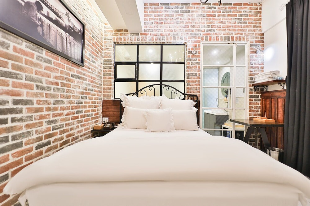 February Hotel Hwanggeum 26/93