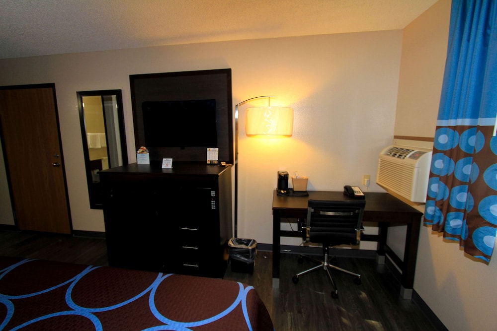 Super 8 by Wyndham Lenexa Overland Park/Mall Area 65/70
