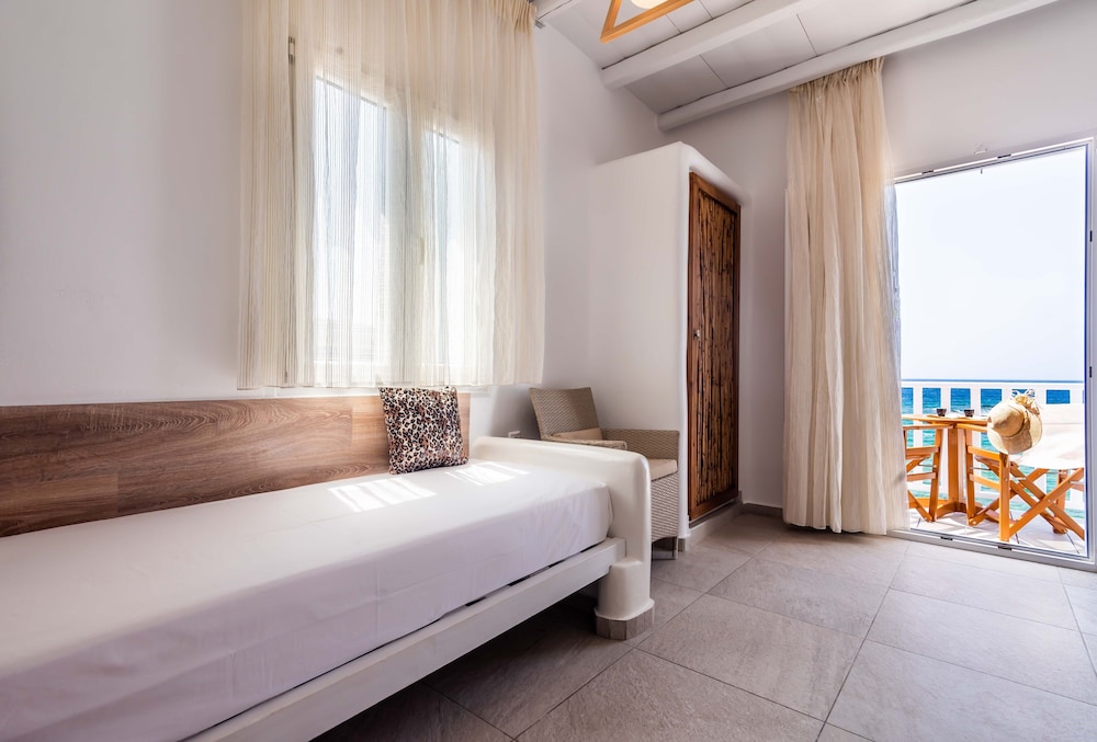 Niki Savvas Studios And Suites 32/73