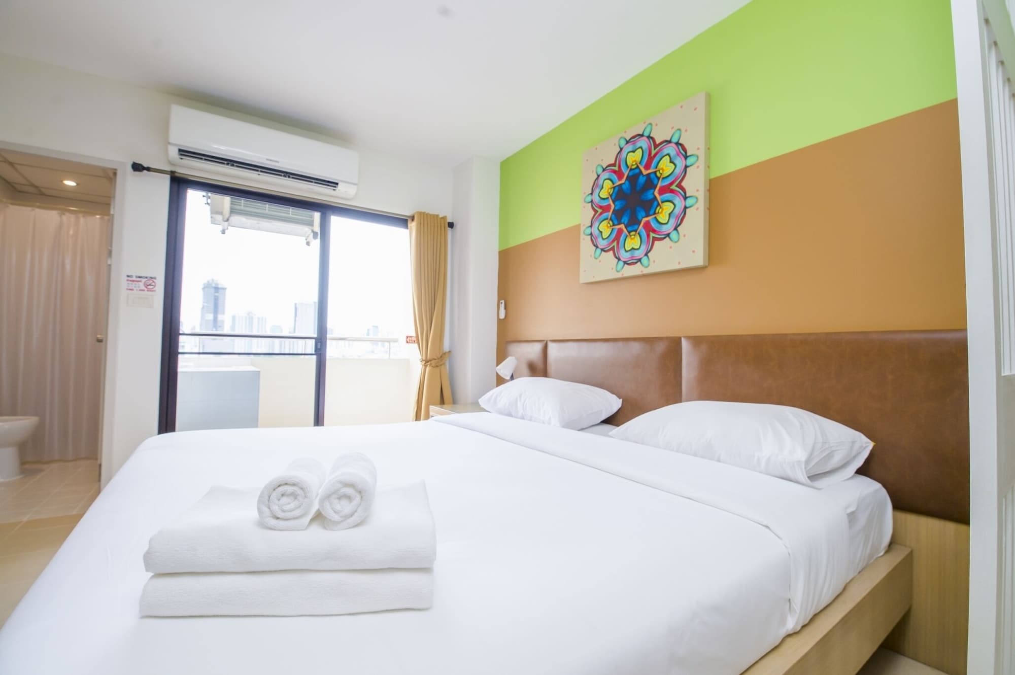 DELUXE, KING BED