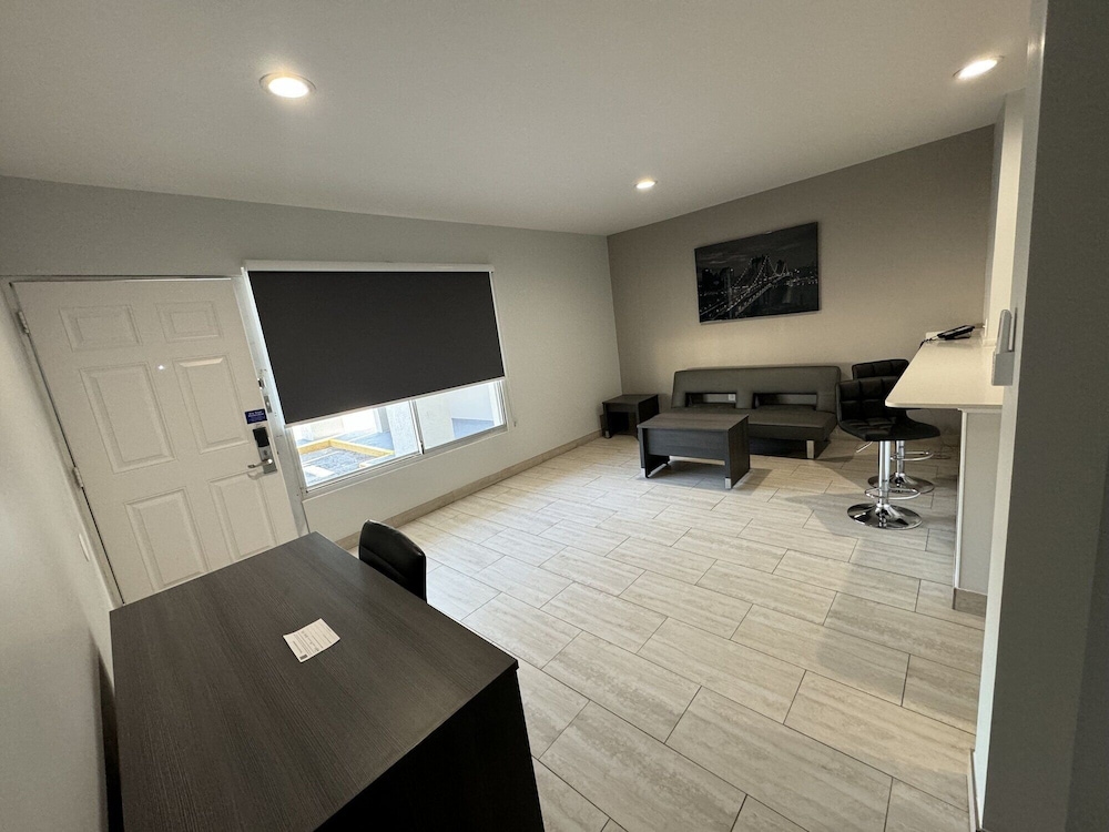 Studio6 Englewood, FL 36/61