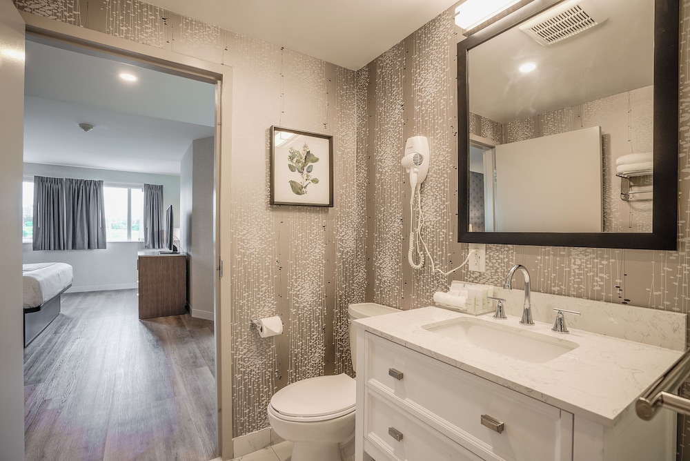 Monte Carlo Inn Oakville Suites 63/68