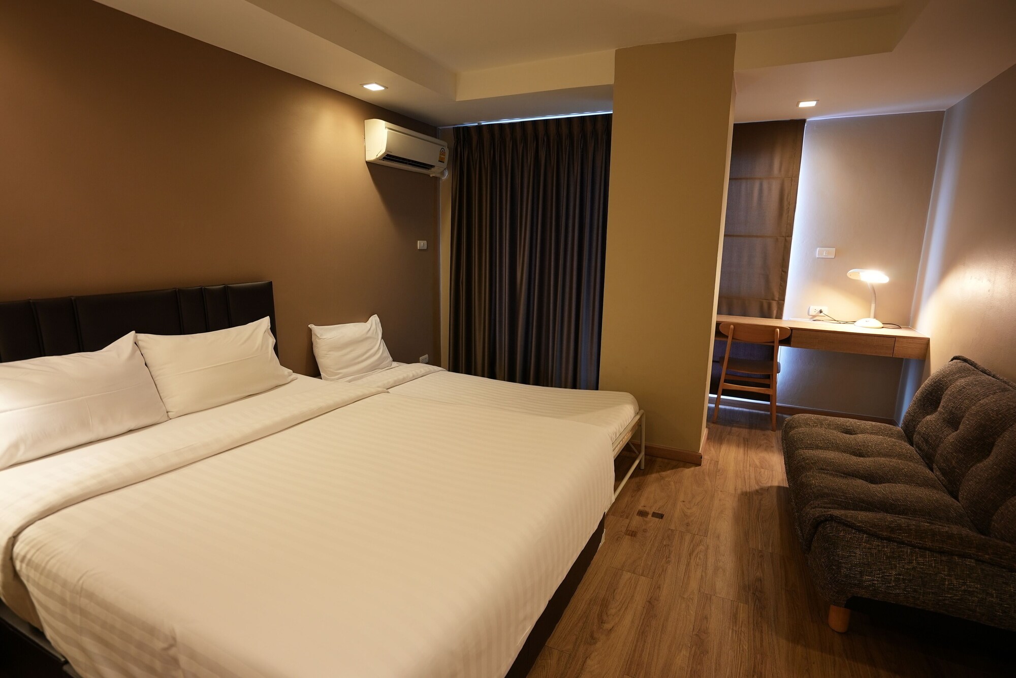 Suite, 1 Double and 4 Single Beds
