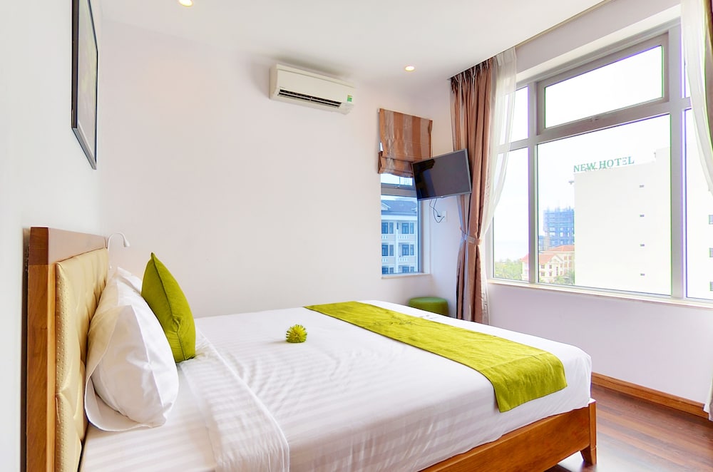 DELUXE, QUEEN BED, CITY VIEW, CORNER