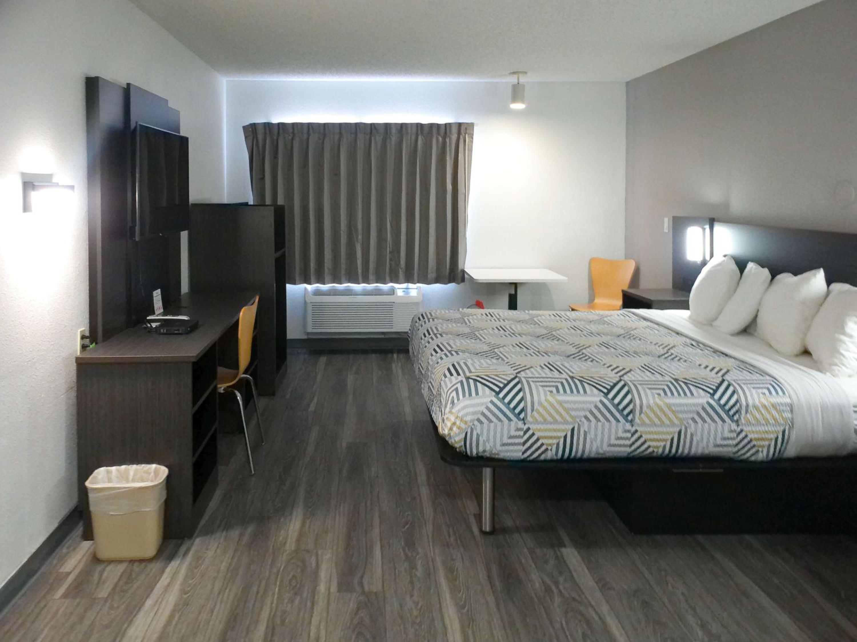 1 Queen Bed - Mobility Access Tub Nsmk