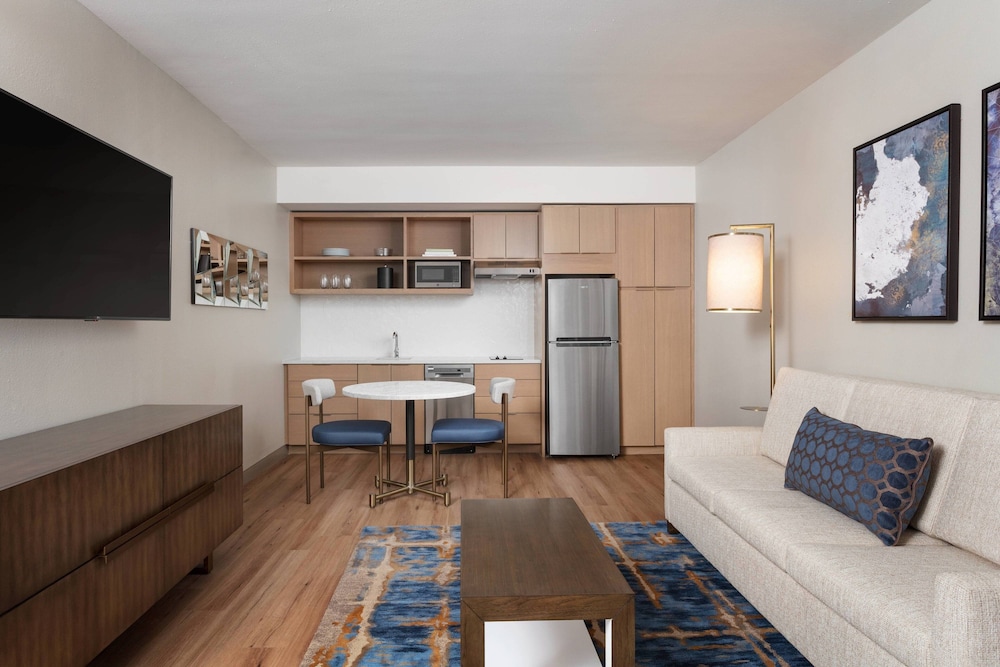 Delta Suites by Marriott Virginia Beach Waterfront 26/46