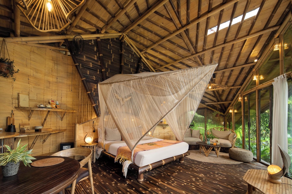 Falcon, King Bed