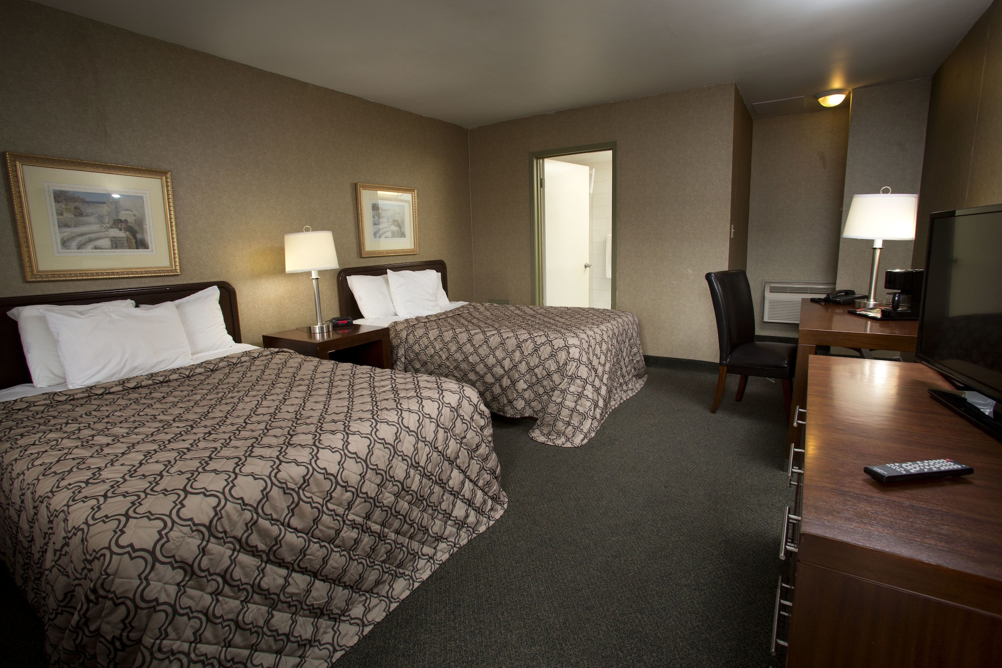MOTEL, FAMILY SUITE, 4 DOUBLE BEDS
