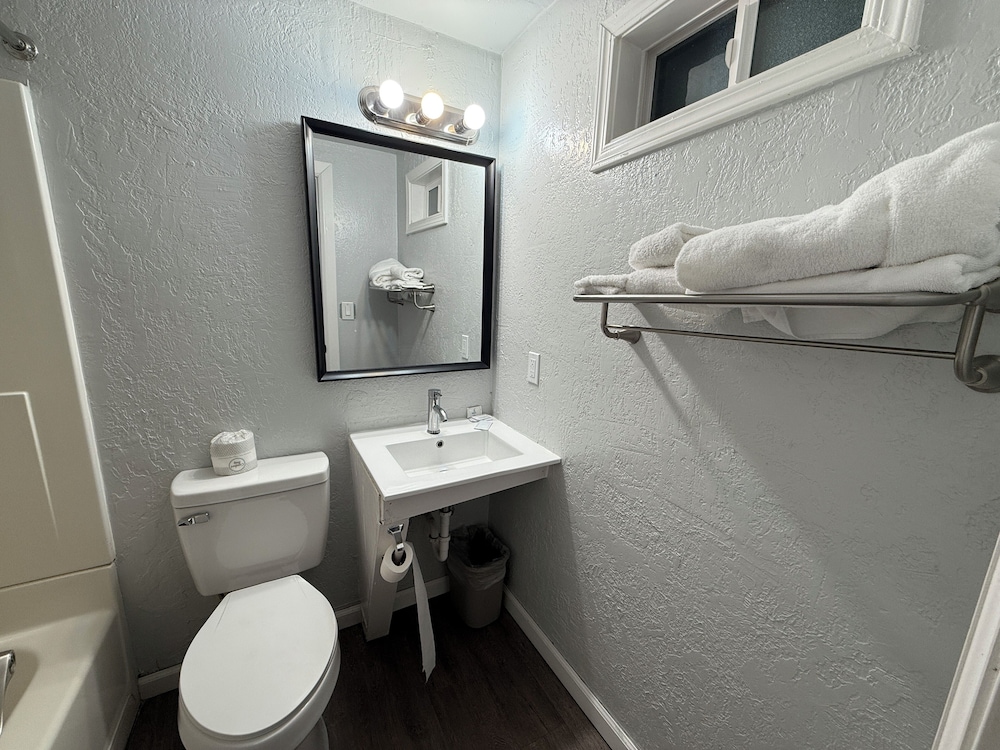 Budget Inn Bend by OYO 42/44