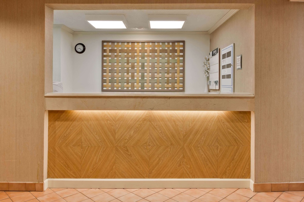 La Quinta Inn & Suites by Wyndham Lakeland East 10/37