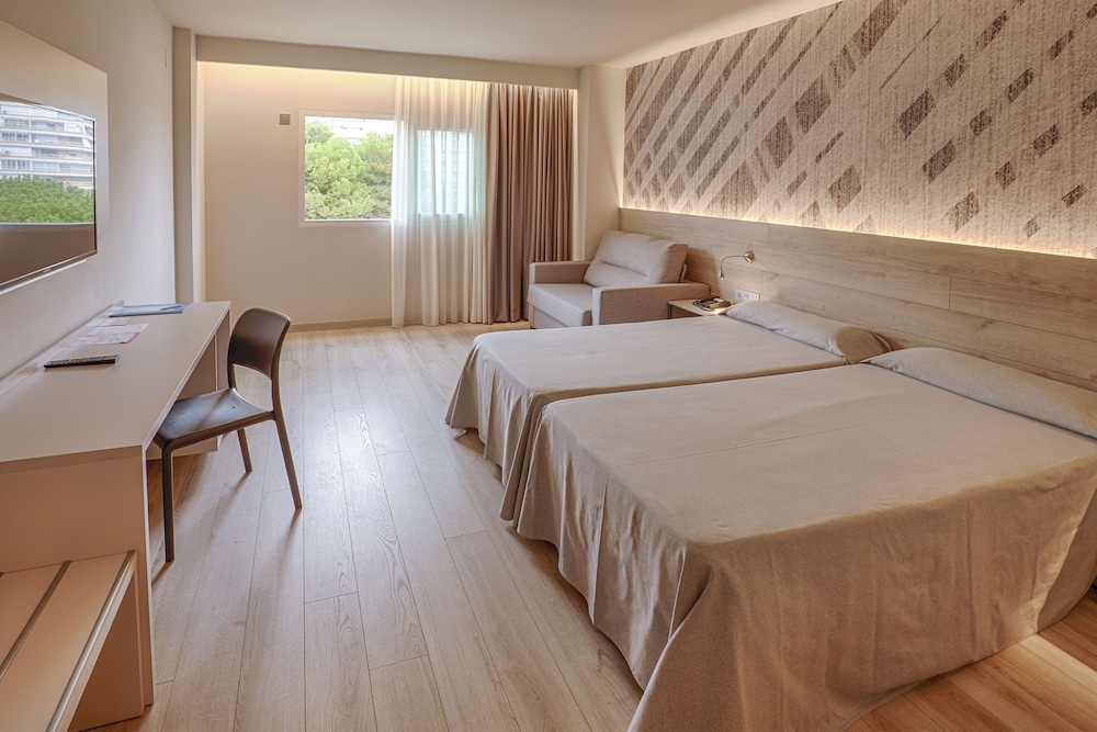 Room, Triple, Twin Beds, Sofa