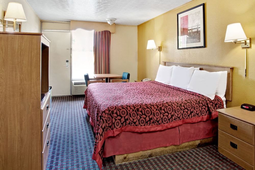 Days Inn by Wyndham Knoxville West 6/17