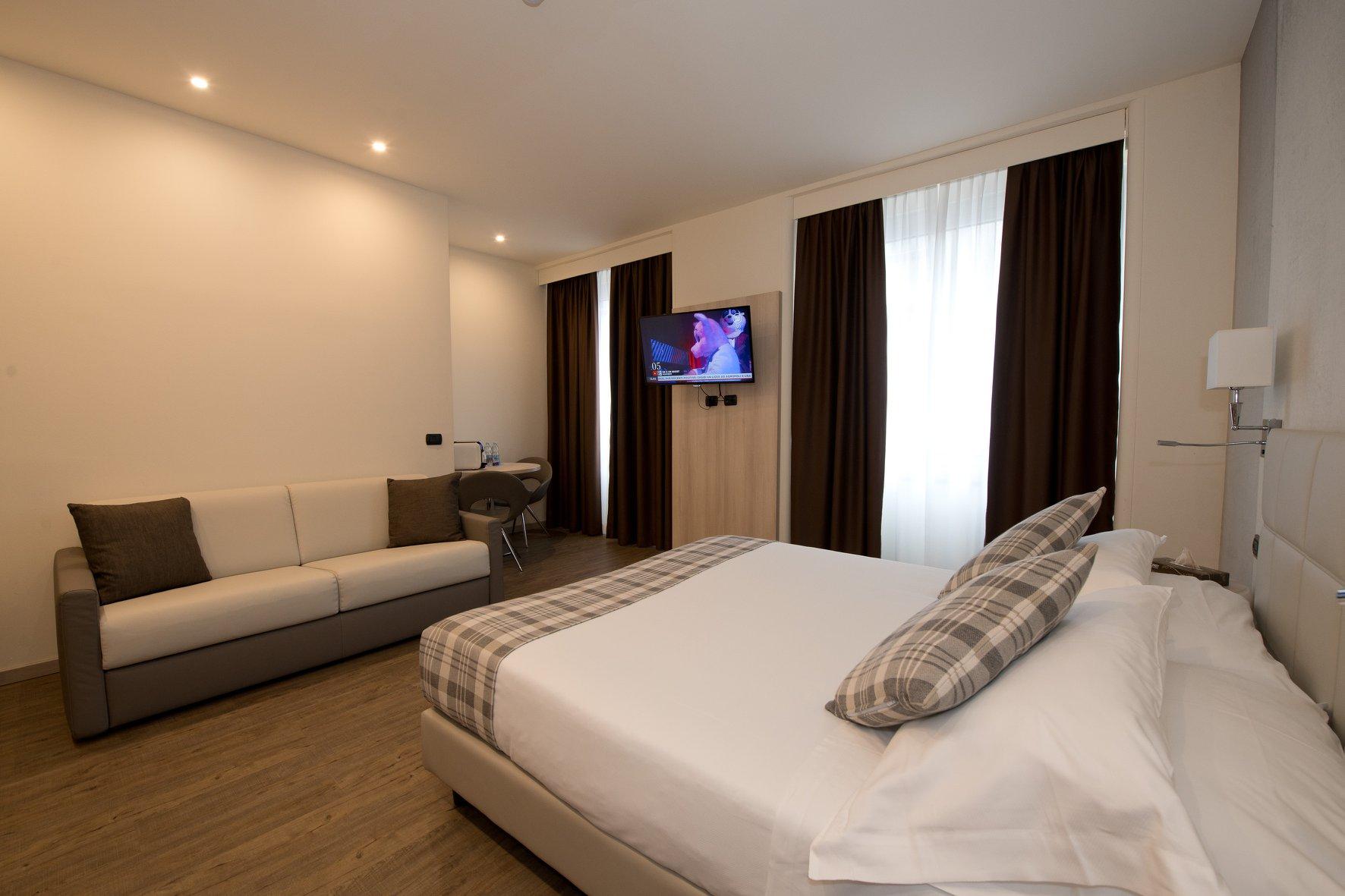 BUSINESS, DOUBLE BED