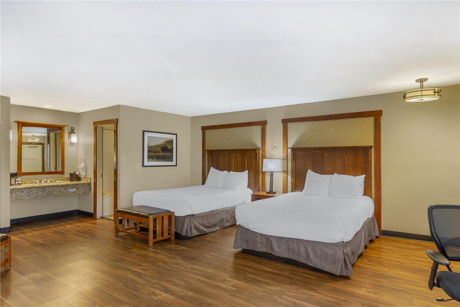 غرفة كبيرة بسريرين كينج بشرفة مع أريكة، Best Western Plus High Country Inn 2/4