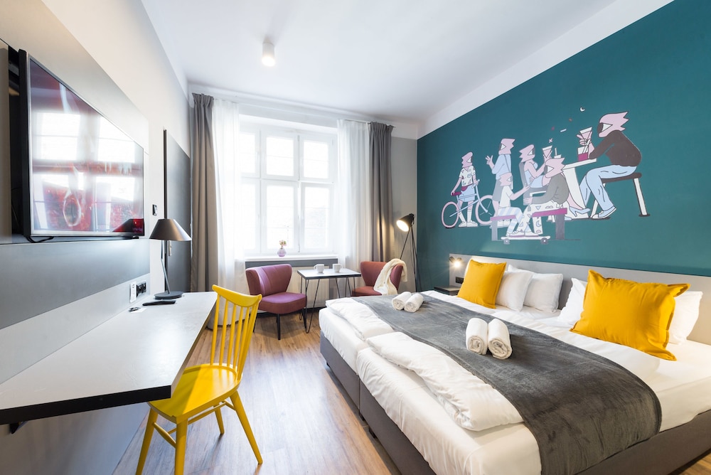 1 BEDROOM, SUPERIOR, STUDIO, SUITE, CITY VIEW, KITCHENETTE