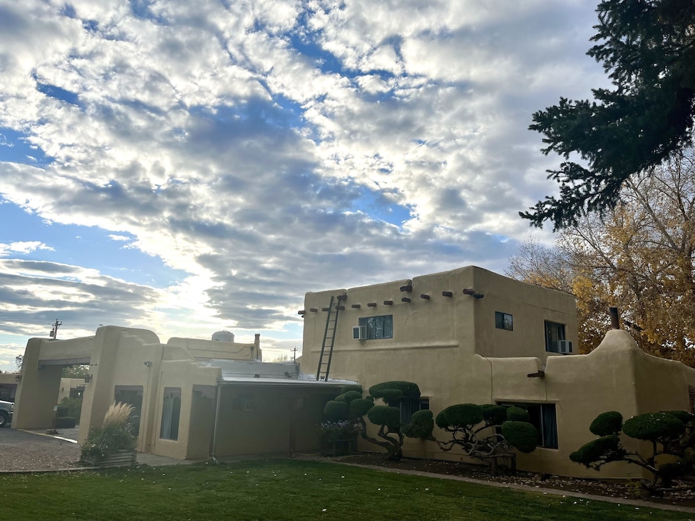 El Pueblo Lodge 4/71