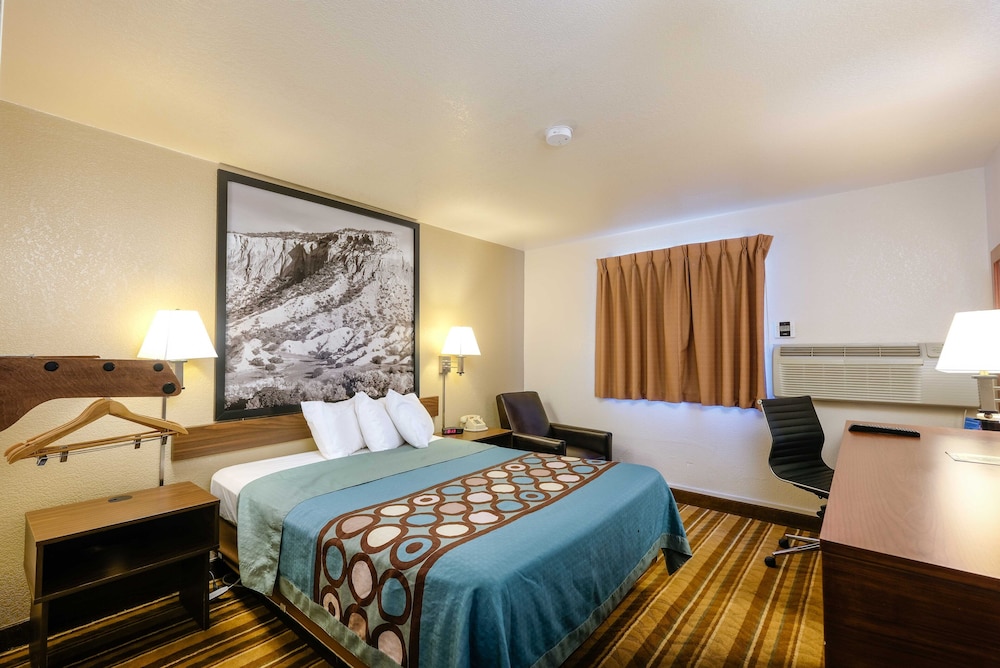 غرفة بسرير كوين بحوض استحمام لذوي الإعاقة، Super 8 By Wyndham Las Cruces/White Sands Area 2/6