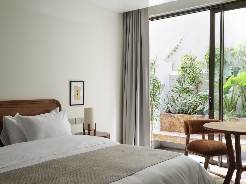 COURTYARD, SUPERIOR, KING BED