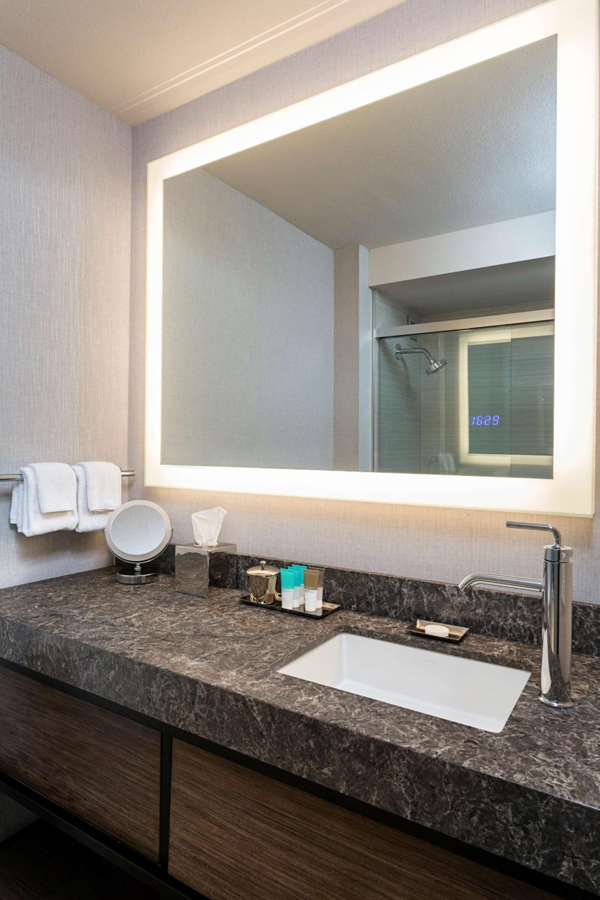 Conference, Suite, King Bed، Hyatt Regency Rochester 2/2