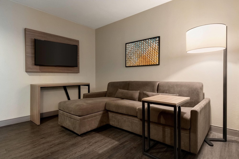 La Quinta Inn and Suites by Wyndham Montgomery 26/50