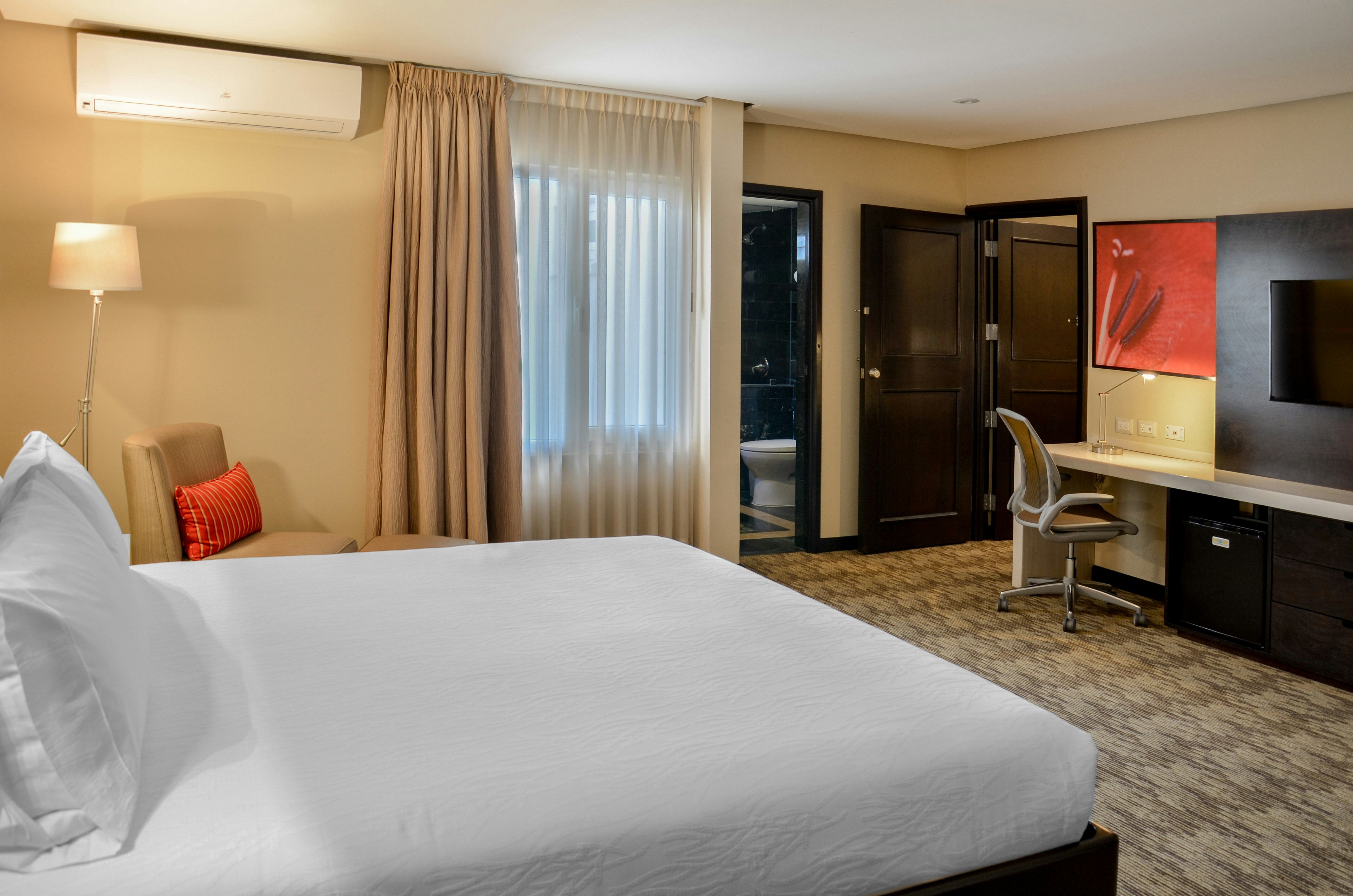 JUNIOR SUITE, KING BED