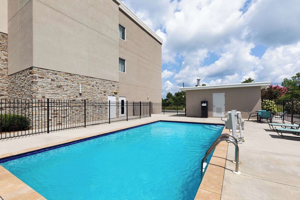 La Quinta Inn and Suites by Wyndham Cullman 43/46
