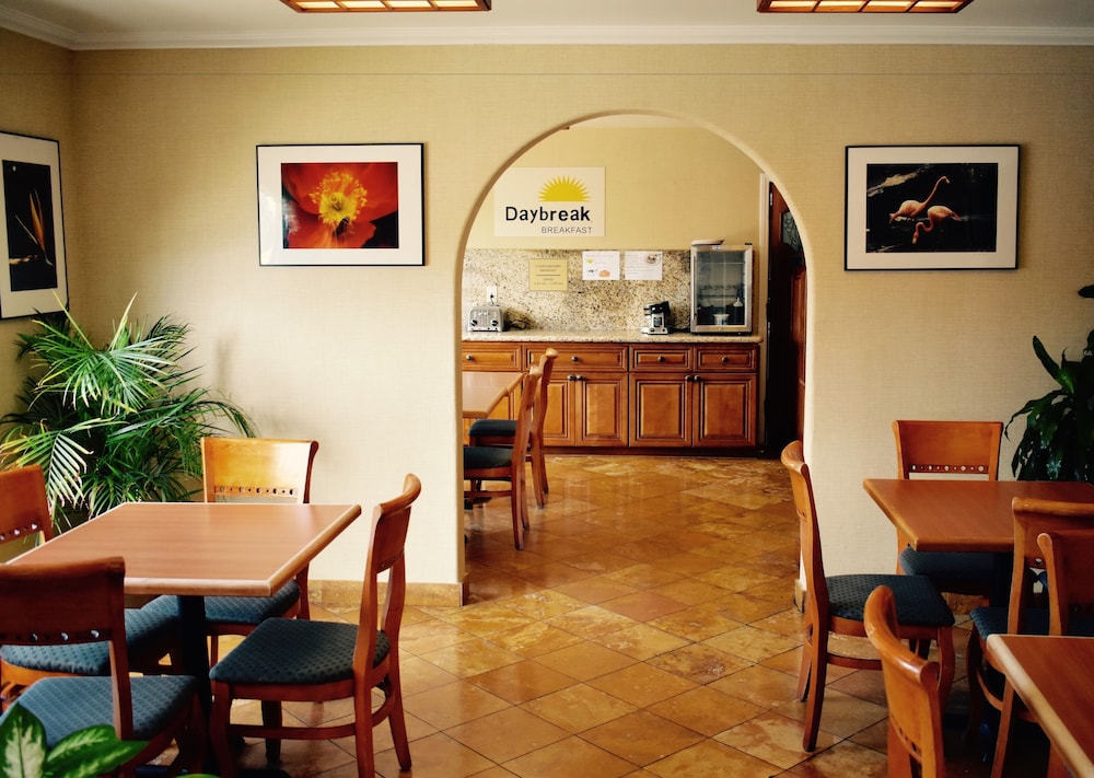 Days Inn by Wyndham Anaheim Near The Park 36/45