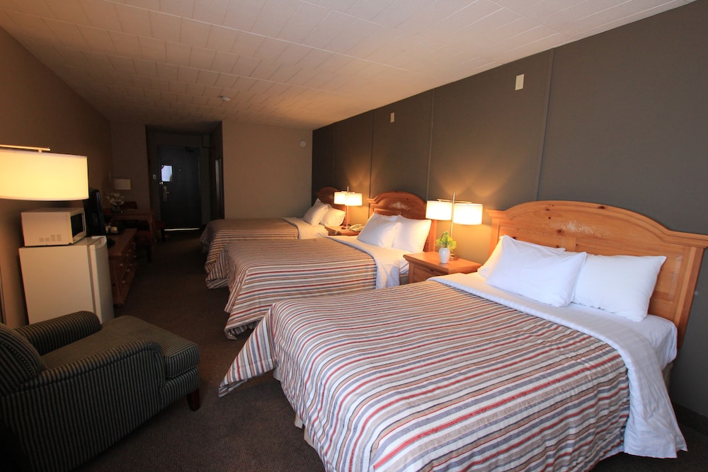 Standard, Triple, 3 Double Beds, City View, Confederation Place Hotel 4/10