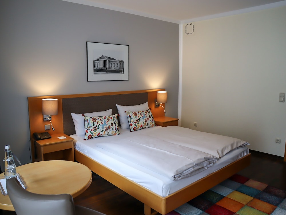 ROOM, QUEEN BED