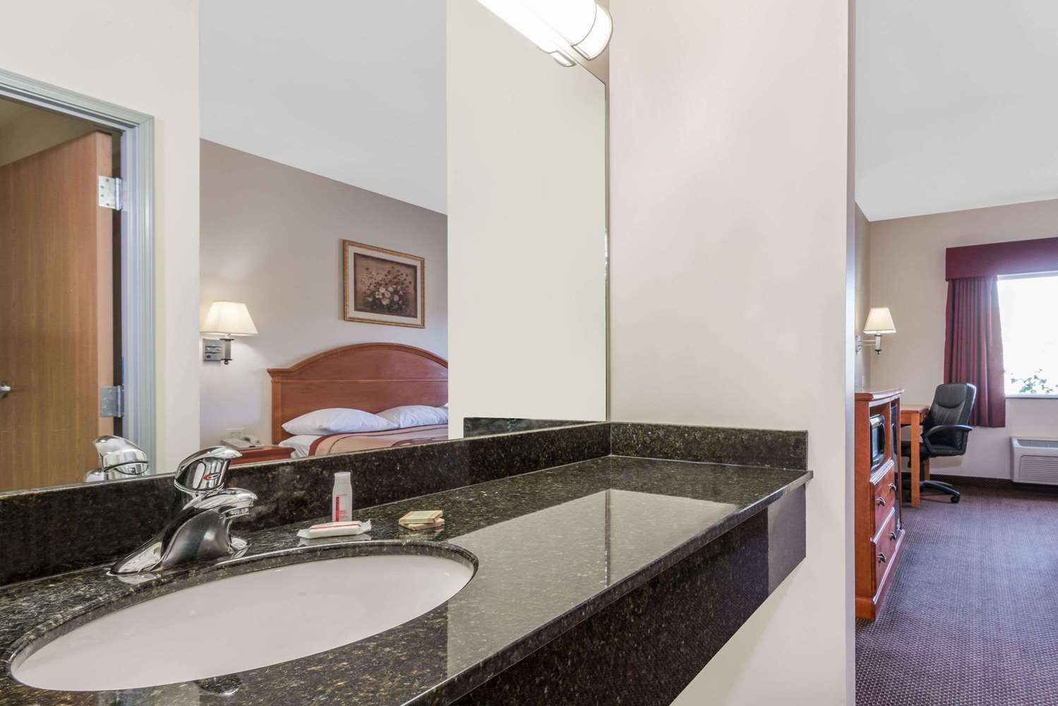 Super 8 By Wyndham Salina 19/20