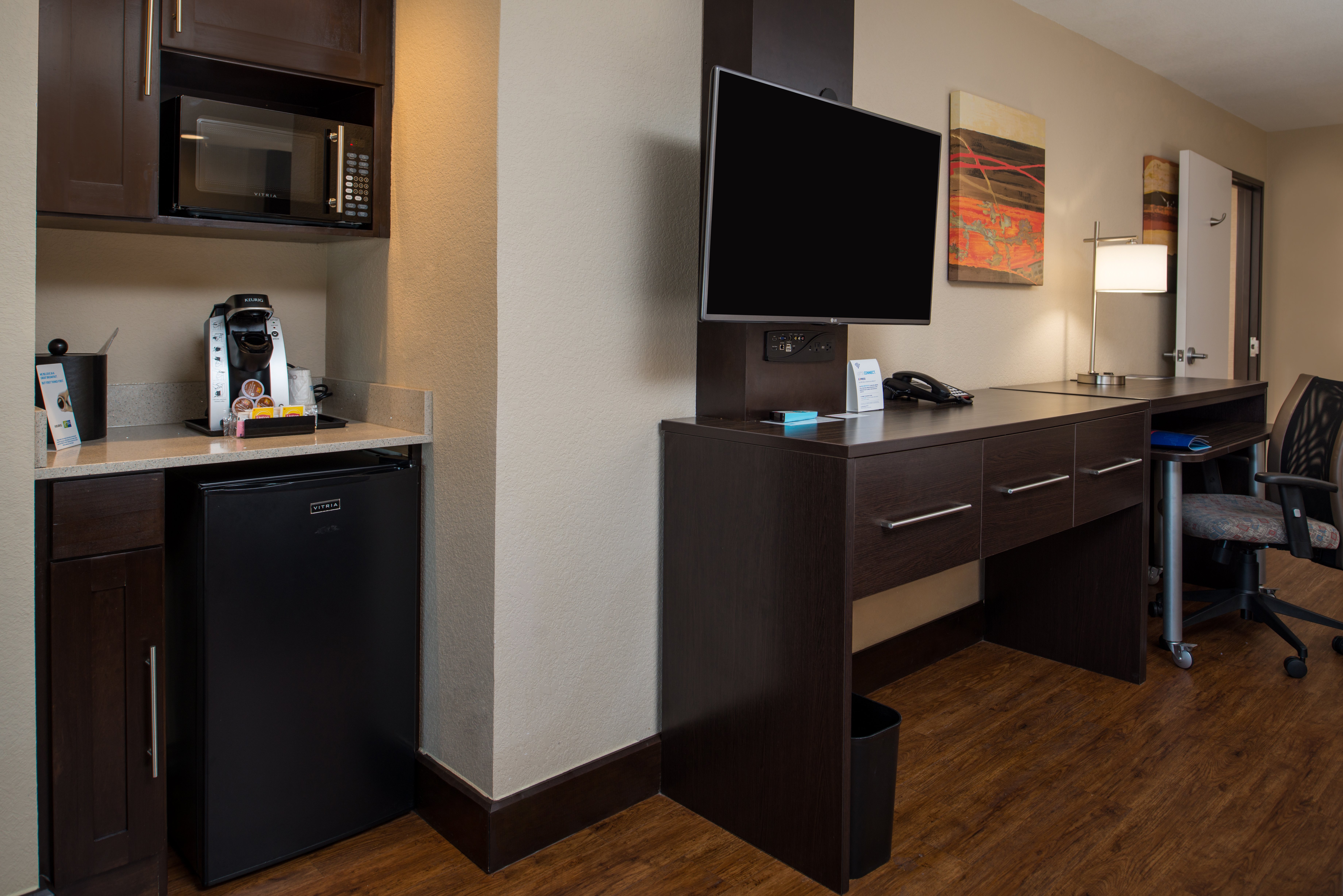 Holiday Inn Express & Suites San Antonio Medical-Six Flags 64/74