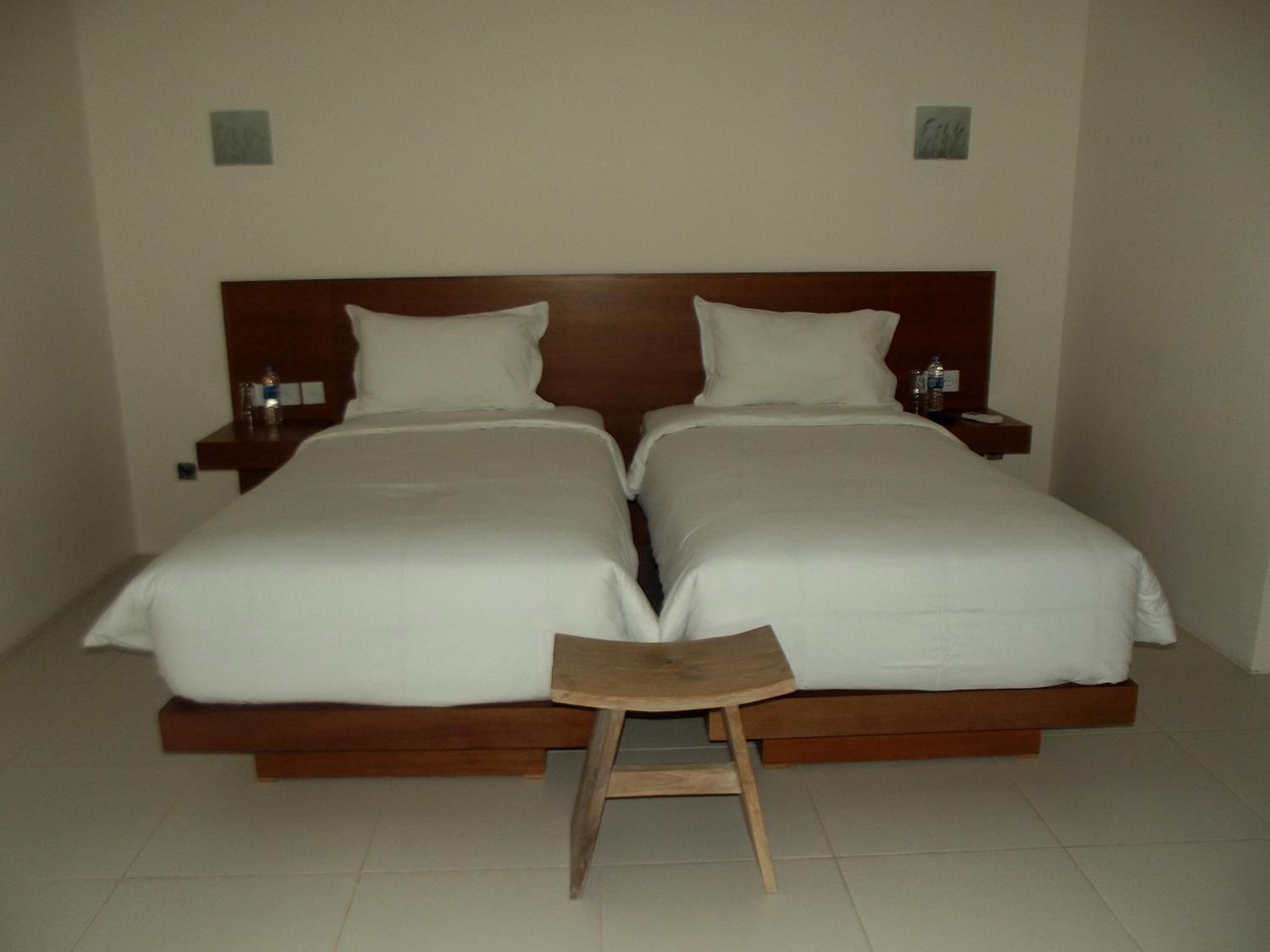 L Bajo Hotel 9/37
