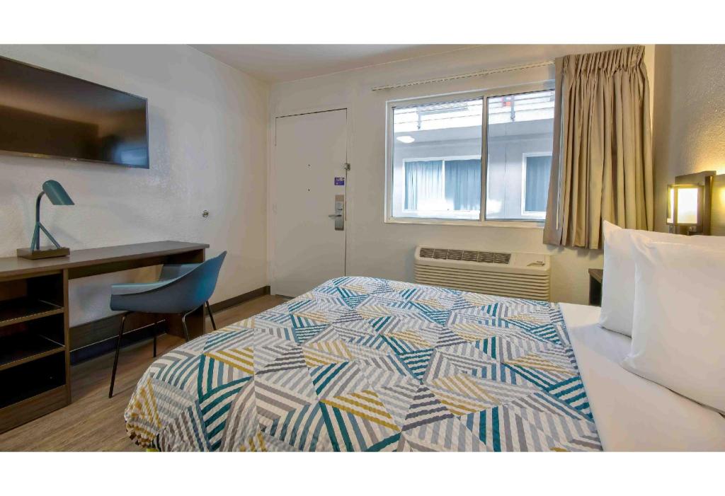 غرفة بسرير كينج لغير المدخنين بمطبخ، Studio6 Albuquerque, NM - Midtown 7/10