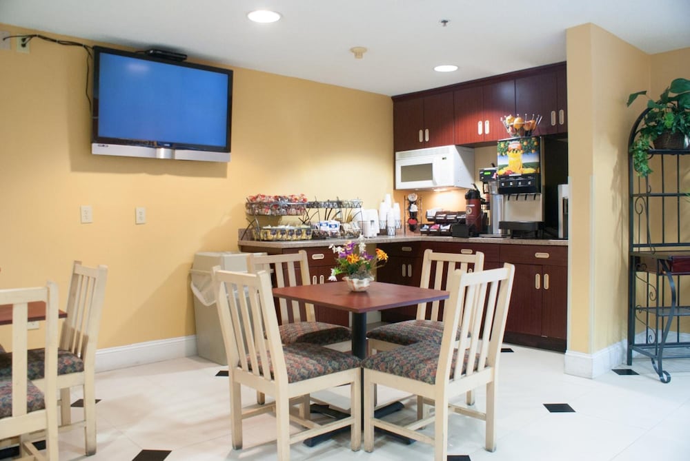 Hometown Inn Suites Jacksonville Butler Blvd Southpoint 21/39