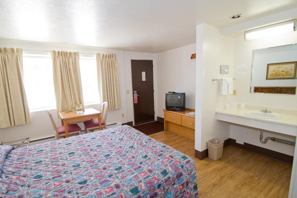 Brooks Street Motor Inn 5/30