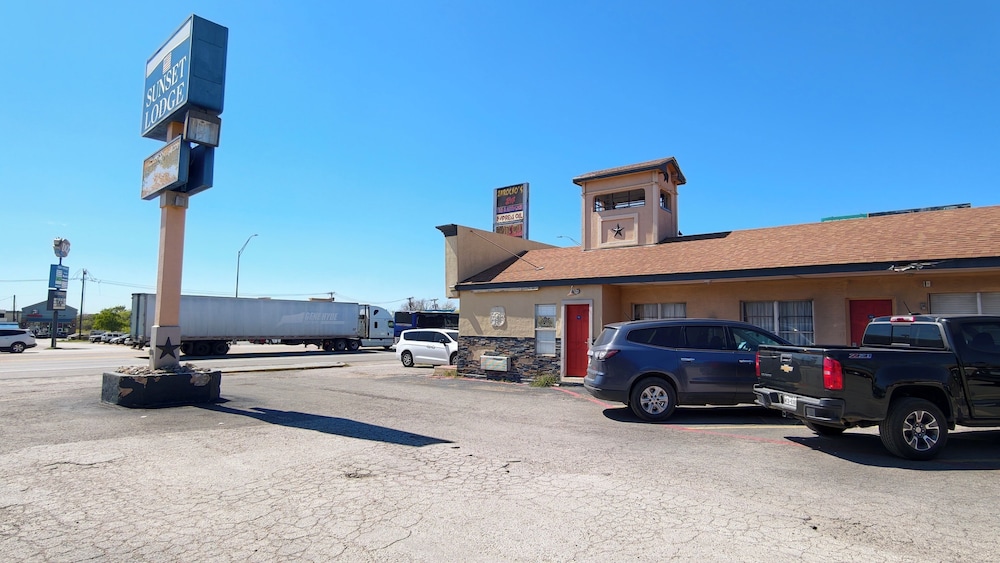 Sunset Lodge Elgin near US 290 by Hotel O 31/47
