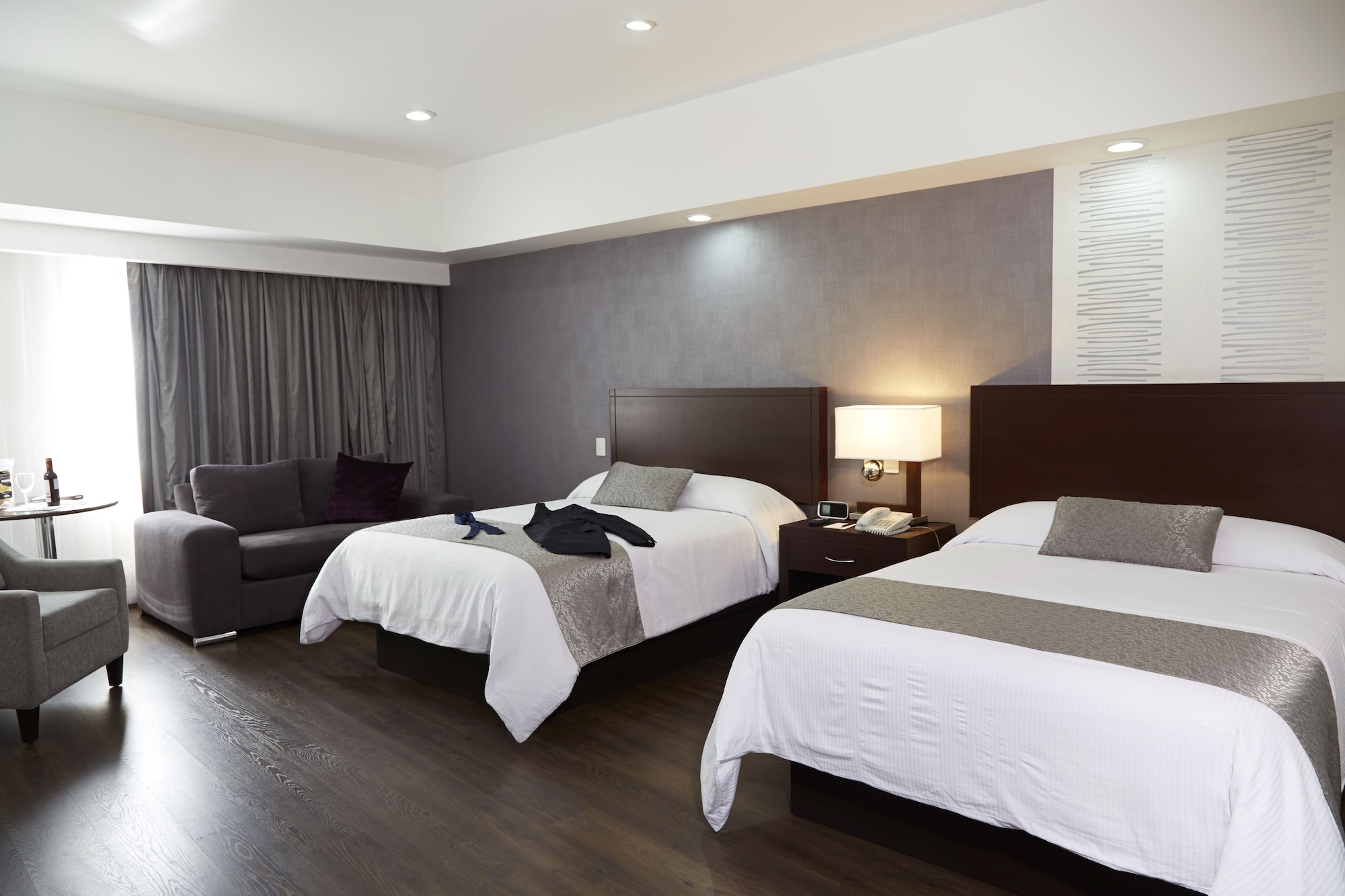 EXECUTIVE, SUITE, 2 DOUBLE BEDS