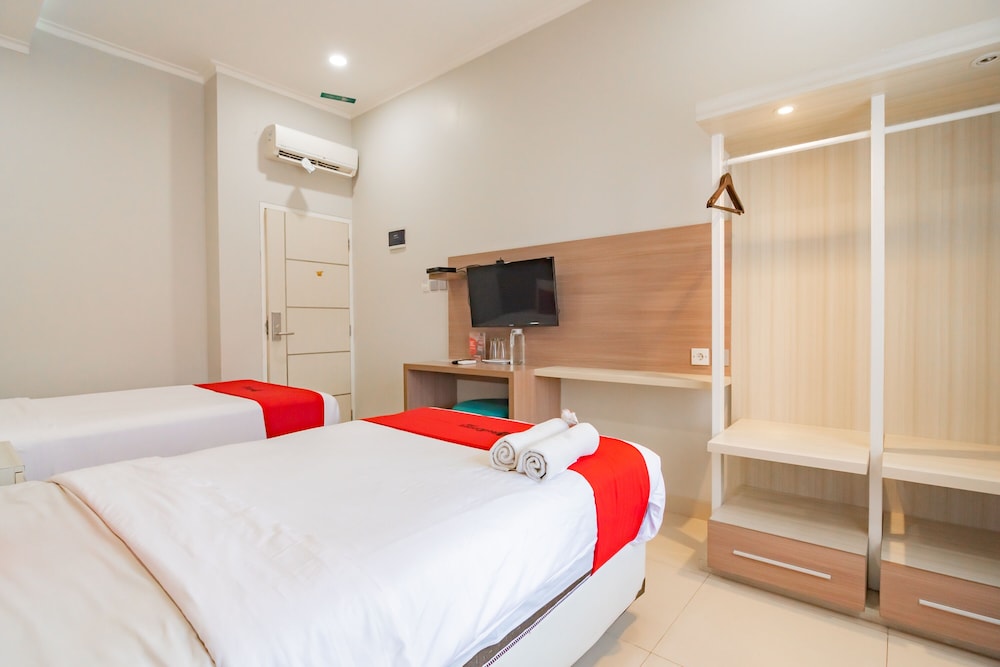 RedDoorz Plus @ Point Phila Cihampelas 16/50