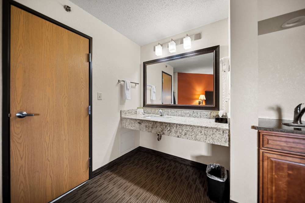 AmericInn by Wyndham Ames 47/49
