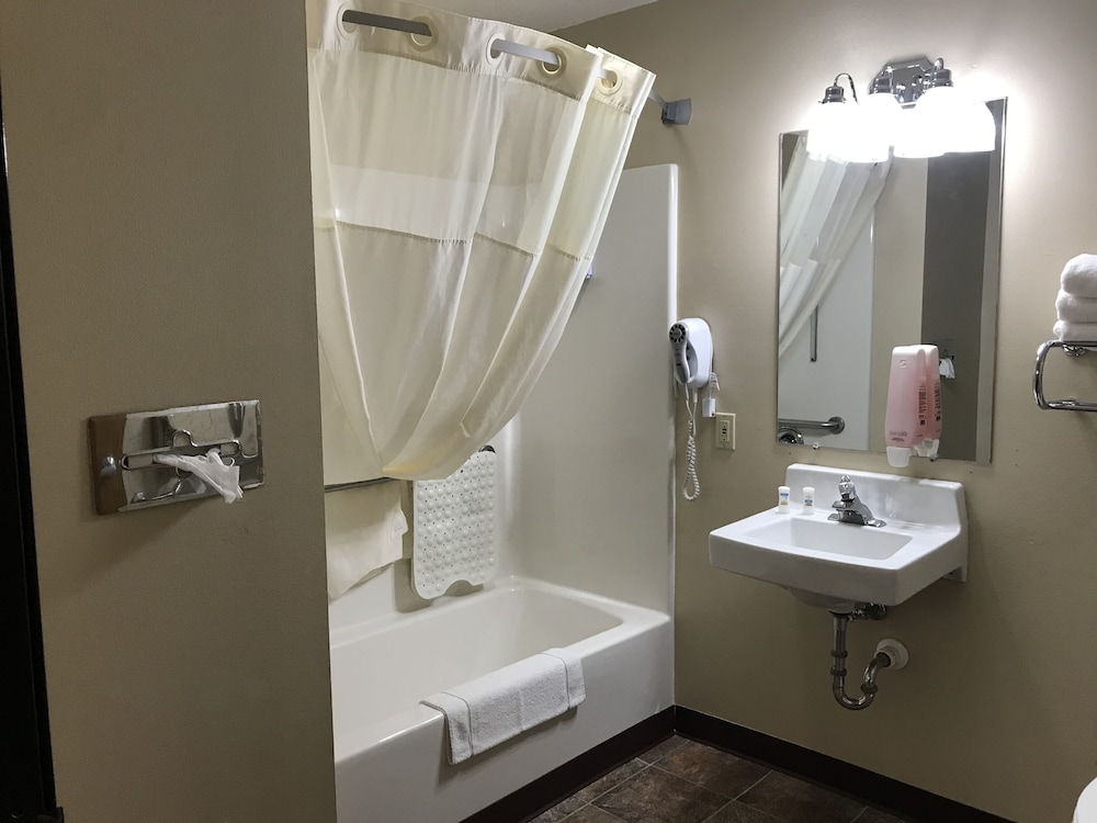 Heartland Hotel And Suites 29/62
