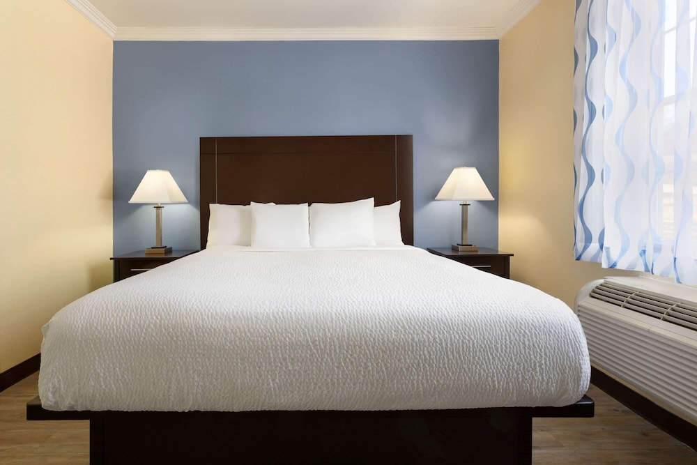 Days Inn and Suites by Wyndham Euless DFW Airport South 17/57