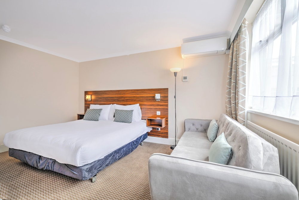 Room at Dancenter Lux Resort London City M25, HORNCHURCH