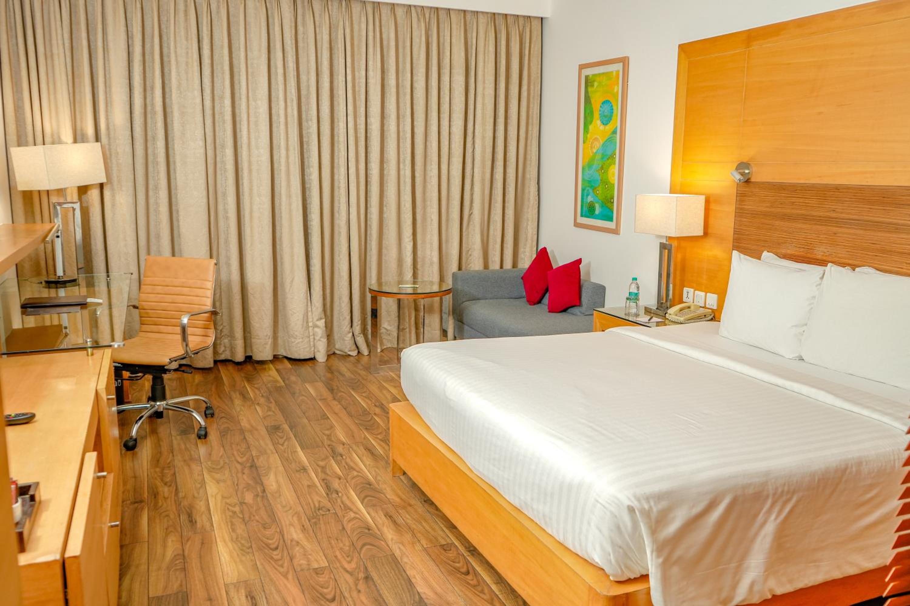Guest Room, King Bed, High Floor, Courtyard By Marriott Gurugram Downtown 3/6
