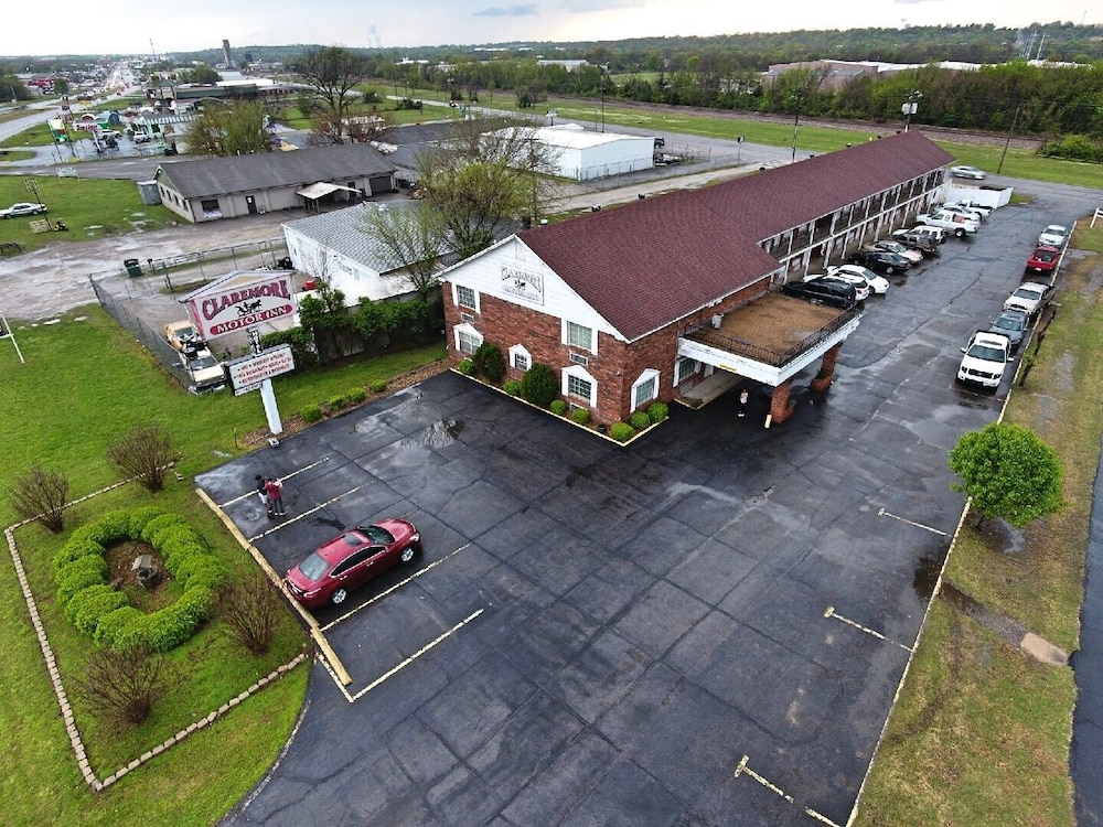 Claremore Motor Inn 32/34
