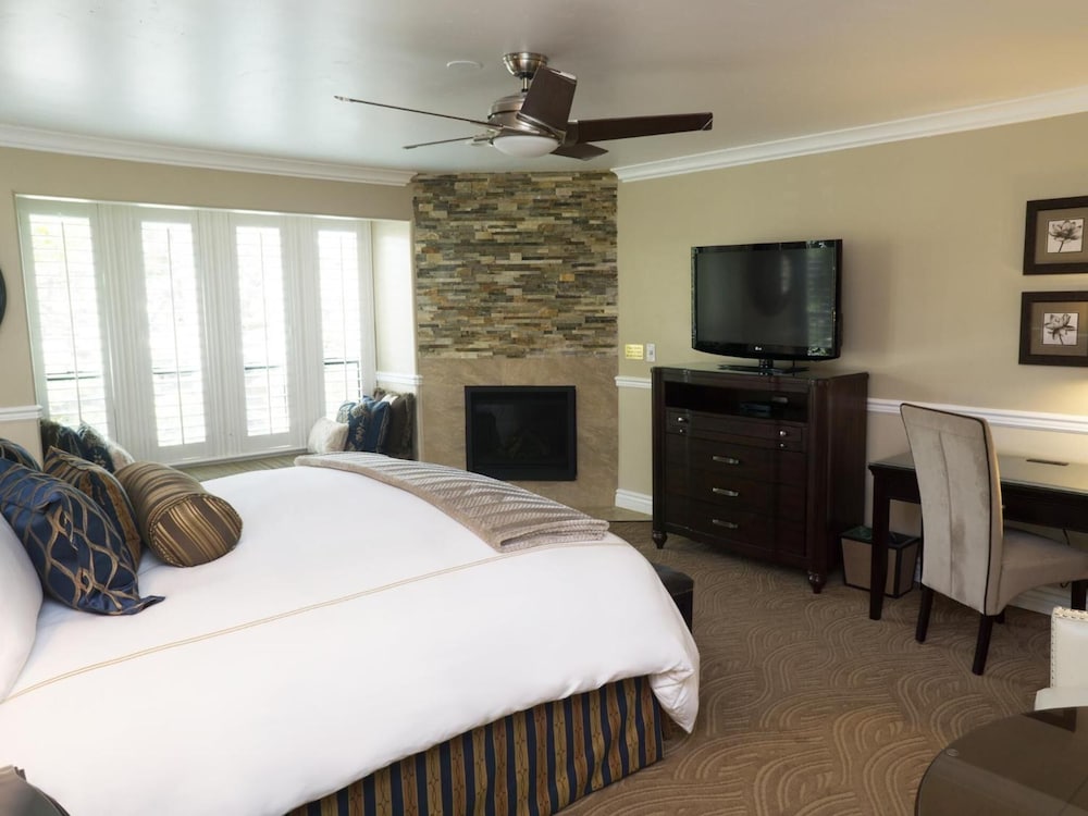 Carriage House Inn 7/35