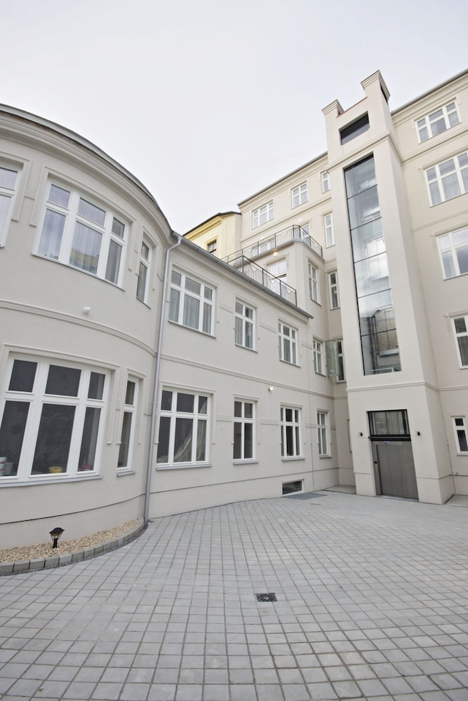 Elizabeth Suites 5/50