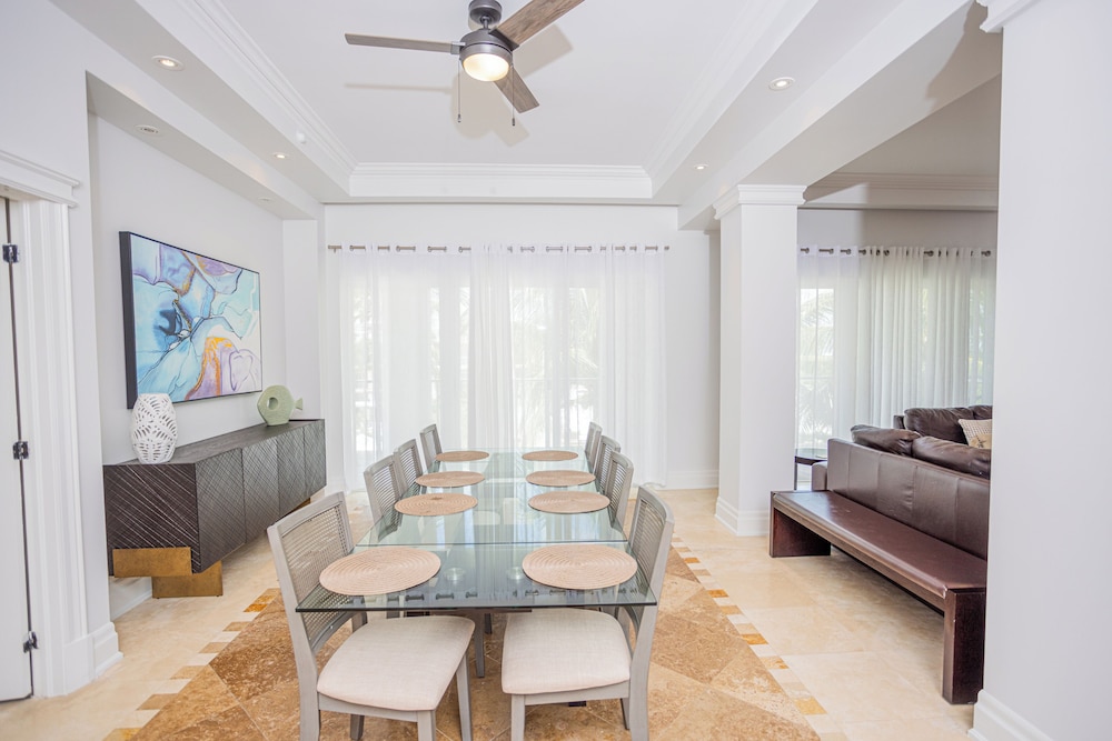 The Atrium Resort 43/66
